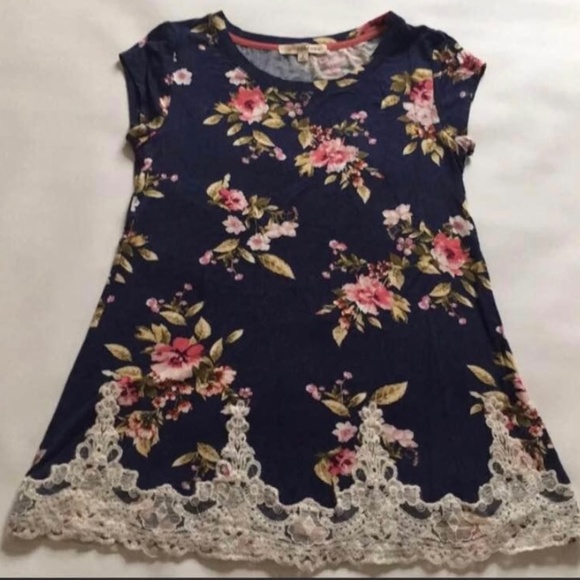 Floral top - Picture 1 of 3